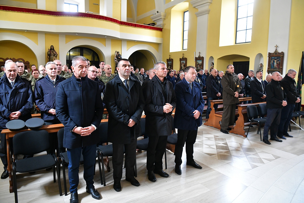 https://www.morh.hr/wp-content/gallery/obiljezena-27-obljetnica-9-gardijske-brigade-i-bojne-vukovi/obljetnica_vukova_08112019_03.jpg