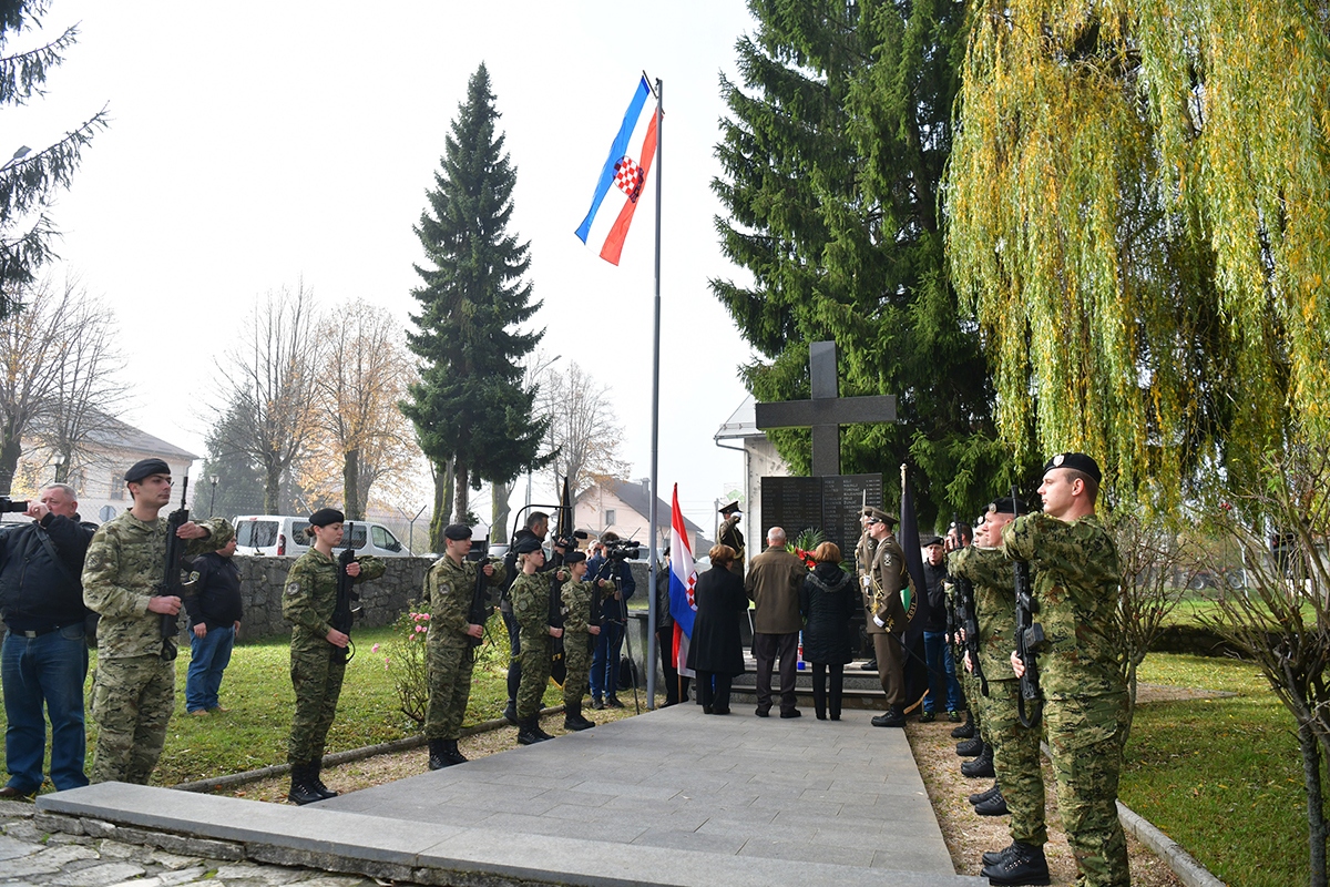 https://www.morh.hr/wp-content/gallery/obiljezena-27-obljetnica-9-gardijske-brigade-i-bojne-vukovi/obljetnica_vukova_08112019_09.jpg