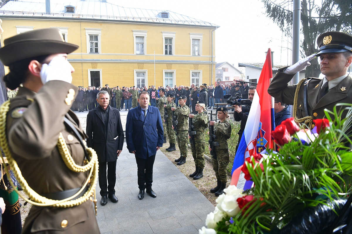 https://www.morh.hr/wp-content/gallery/obiljezena-27-obljetnica-9-gardijske-brigade-i-bojne-vukovi/obljetnica_vukova_08112019_12.jpg