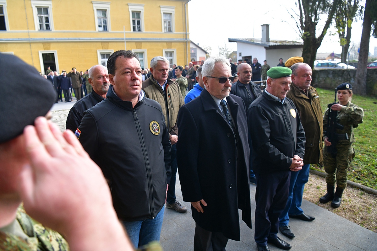 https://www.morh.hr/wp-content/gallery/obiljezena-27-obljetnica-9-gardijske-brigade-i-bojne-vukovi/obljetnica_vukova_08112019_14.jpg