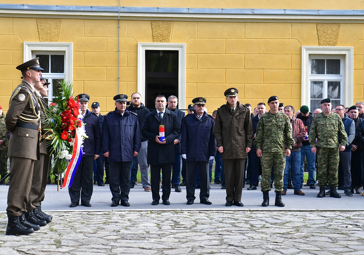 https://www.morh.hr/wp-content/gallery/obiljezena-27-obljetnica-9-gardijske-brigade-i-bojne-vukovi/obljetnica_vukova_08112019_15.jpg