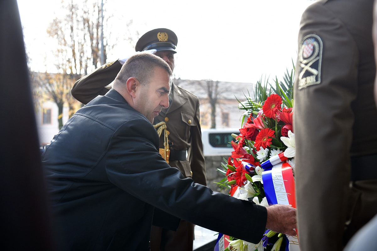 https://www.morh.hr/wp-content/gallery/obiljezena-27-obljetnica-9-gardijske-brigade-i-bojne-vukovi/obljetnica_vukova_08112019_16.jpg