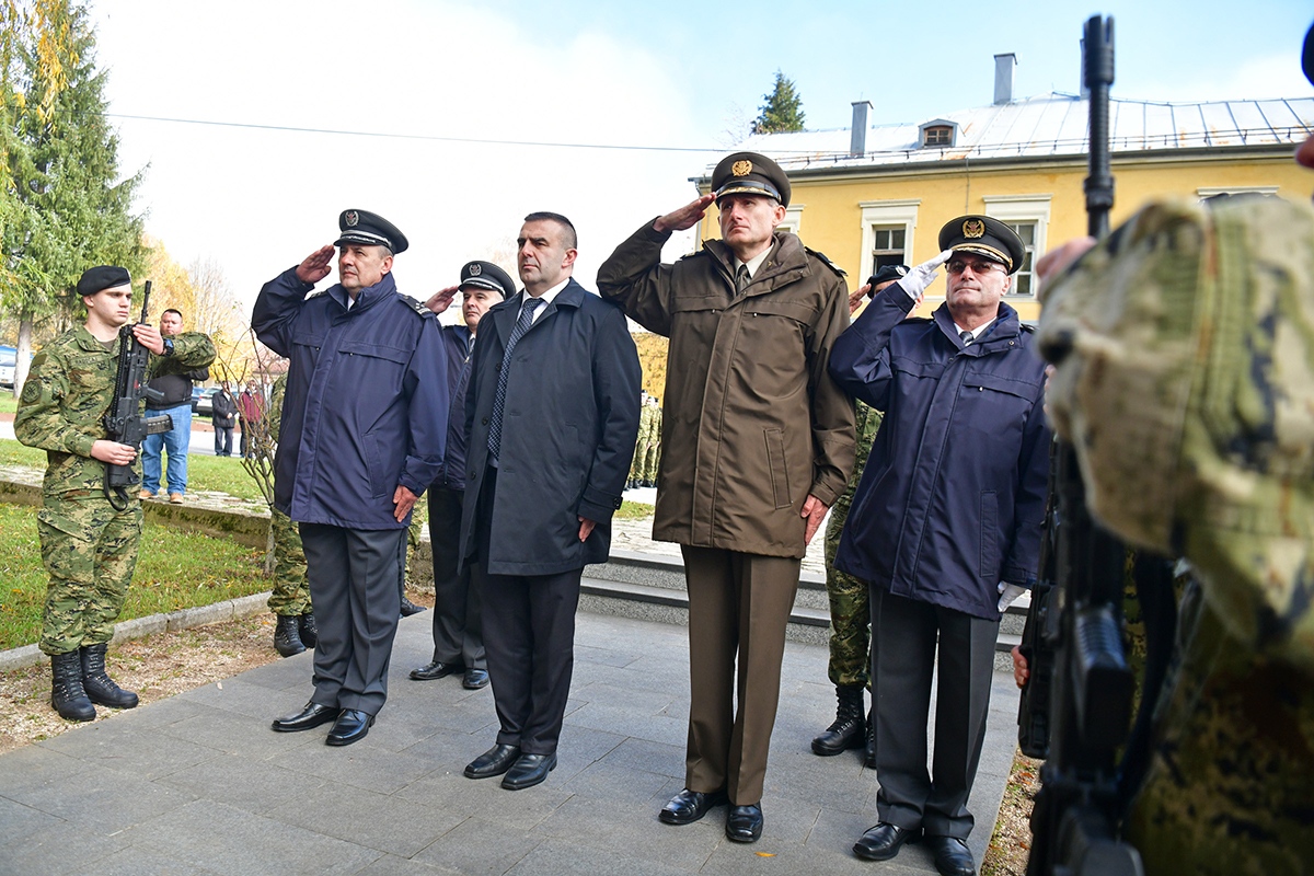 https://www.morh.hr/wp-content/gallery/obiljezena-27-obljetnica-9-gardijske-brigade-i-bojne-vukovi/obljetnica_vukova_08112019_17.jpg