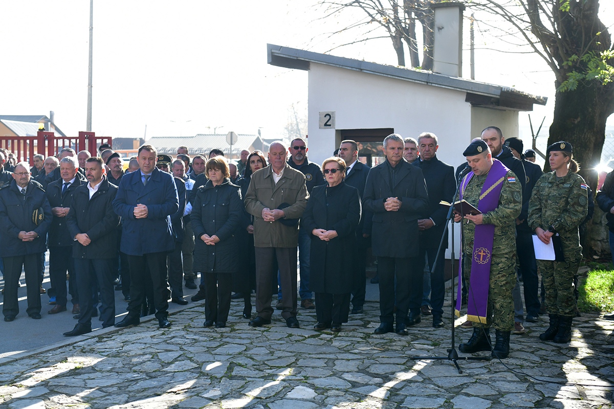 https://www.morh.hr/wp-content/gallery/obiljezena-27-obljetnica-9-gardijske-brigade-i-bojne-vukovi/obljetnica_vukova_08112019_19.jpg