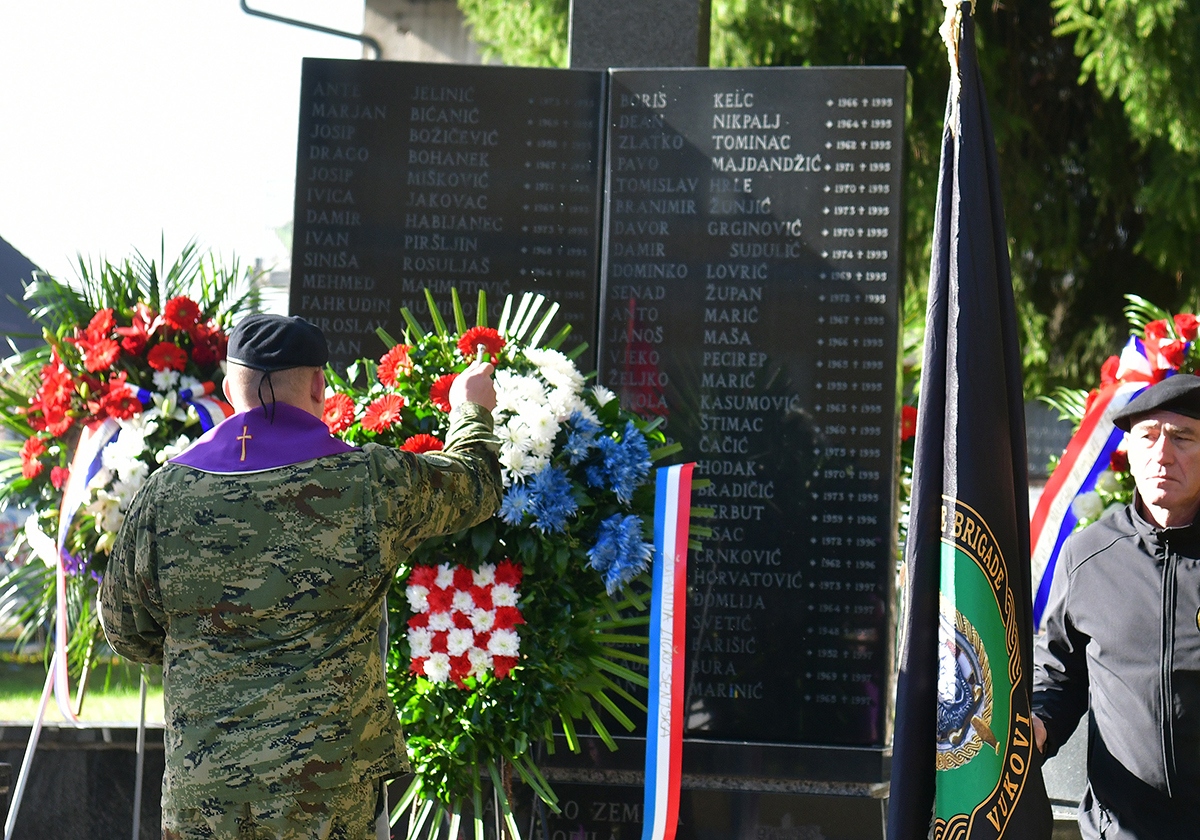 https://www.morh.hr/wp-content/gallery/obiljezena-27-obljetnica-9-gardijske-brigade-i-bojne-vukovi/obljetnica_vukova_08112019_20.jpg