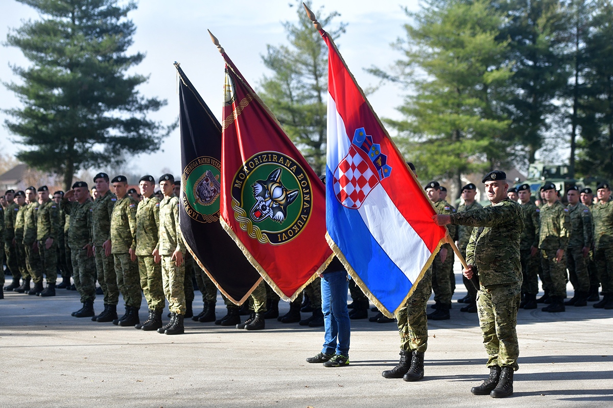https://www.morh.hr/wp-content/gallery/obiljezena-27-obljetnica-9-gardijske-brigade-i-bojne-vukovi/obljetnica_vukova_08112019_23.jpg