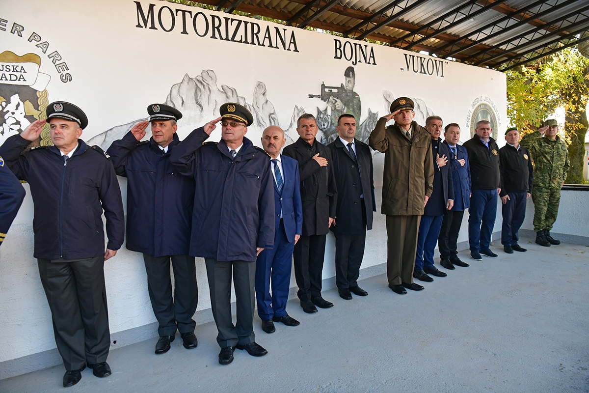 https://www.morh.hr/wp-content/gallery/obiljezena-27-obljetnica-9-gardijske-brigade-i-bojne-vukovi/obljetnica_vukova_08112019_32.jpg
