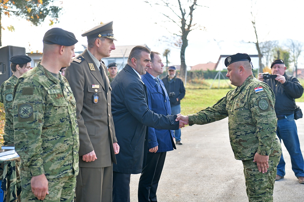 https://www.morh.hr/wp-content/gallery/obiljezena-27-obljetnica-9-gardijske-brigade-i-bojne-vukovi/obljetnica_vukova_08112019_45.jpg