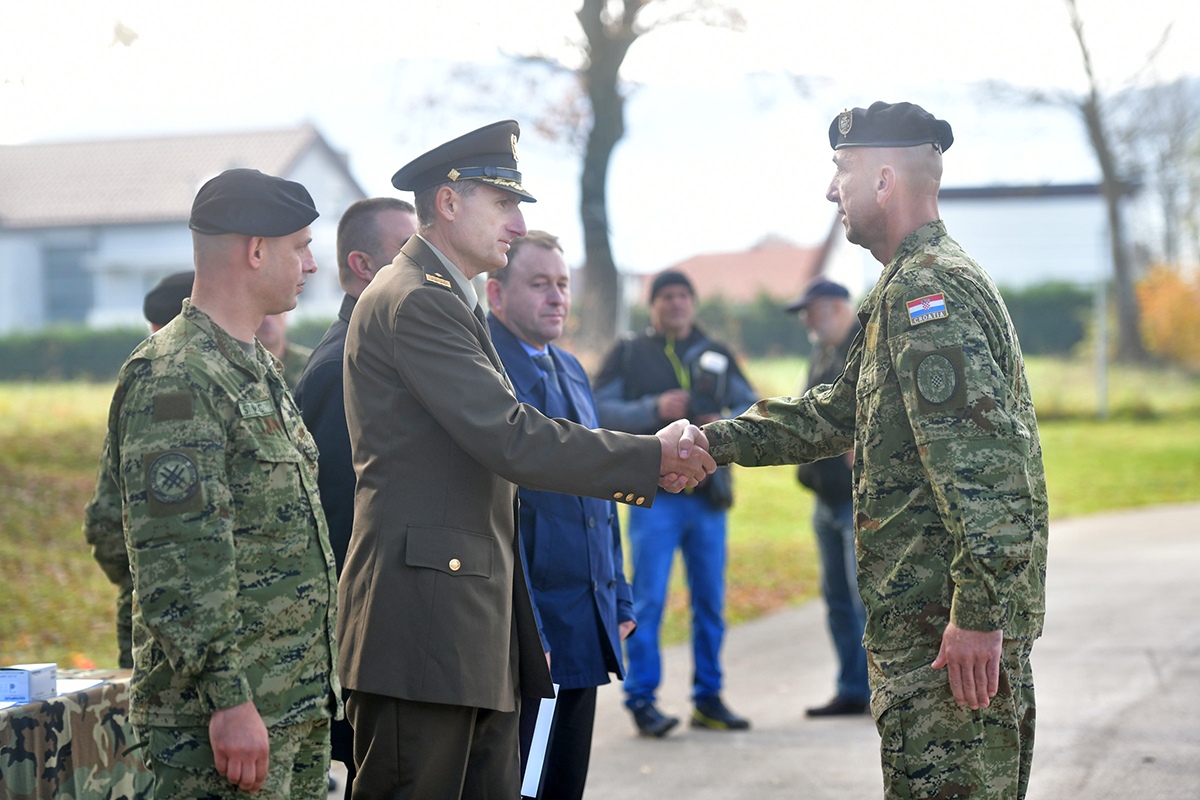 https://www.morh.hr/wp-content/gallery/obiljezena-27-obljetnica-9-gardijske-brigade-i-bojne-vukovi/obljetnica_vukova_08112019_46.jpg