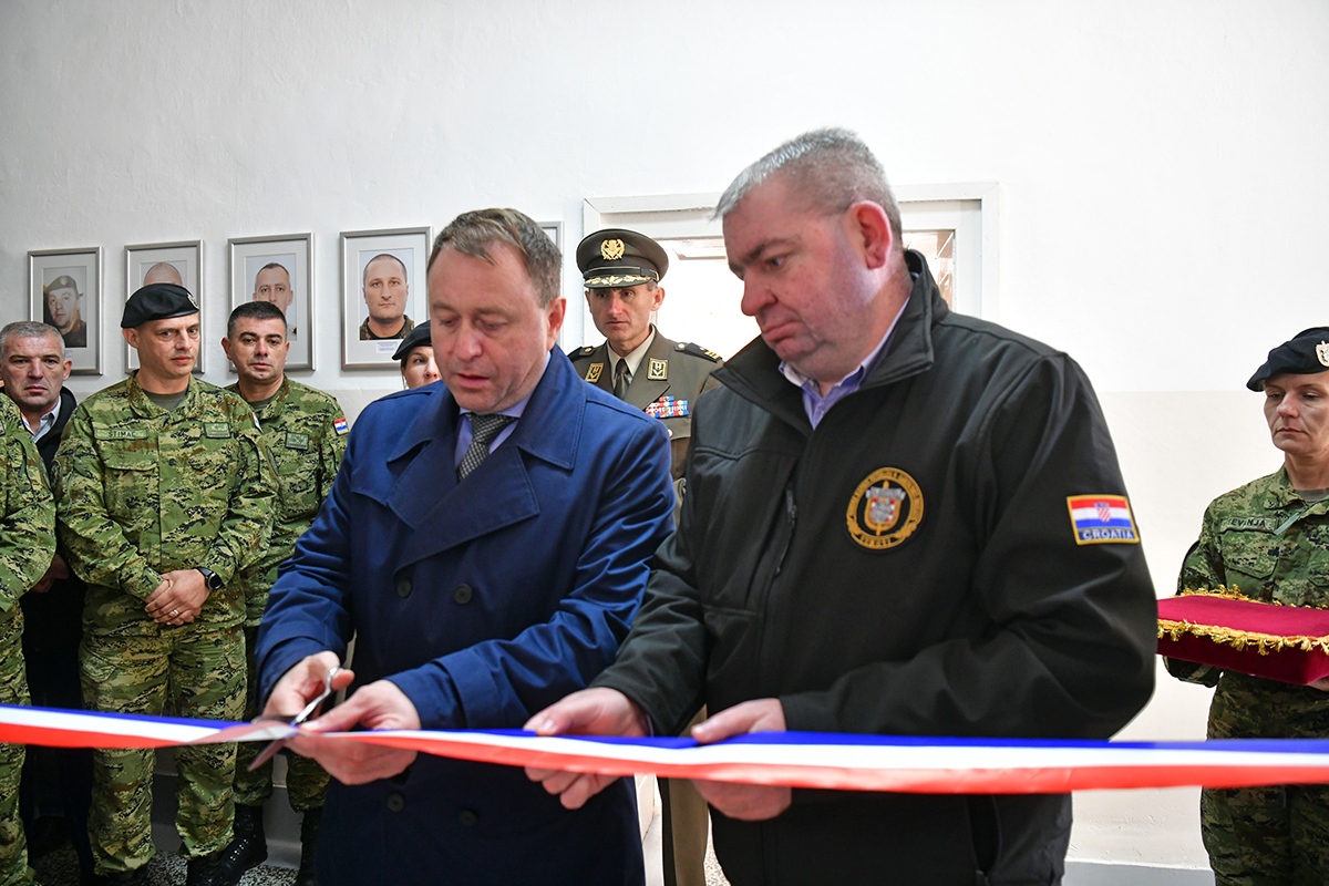 https://www.morh.hr/wp-content/gallery/obiljezena-27-obljetnica-9-gardijske-brigade-i-bojne-vukovi/obljetnica_vukova_08112019_55.jpg