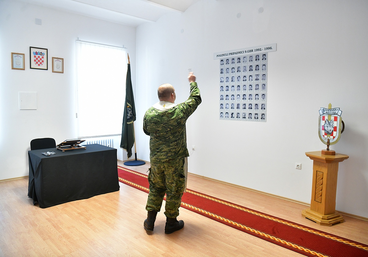 https://www.morh.hr/wp-content/gallery/obiljezena-27-obljetnica-9-gardijske-brigade-i-bojne-vukovi/obljetnica_vukova_08112019_56.jpg