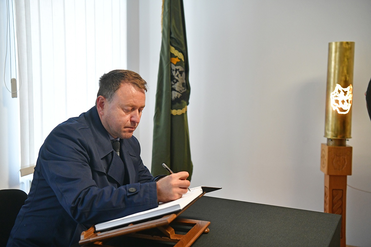 https://www.morh.hr/wp-content/gallery/obiljezena-27-obljetnica-9-gardijske-brigade-i-bojne-vukovi/obljetnica_vukova_08112019_57.jpg