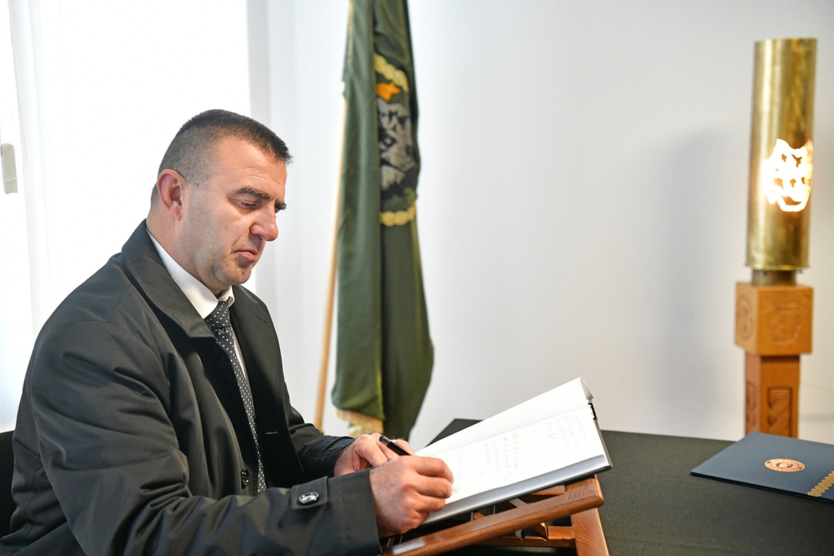 https://www.morh.hr/wp-content/gallery/obiljezena-27-obljetnica-9-gardijske-brigade-i-bojne-vukovi/obljetnica_vukova_08112019_58.jpg