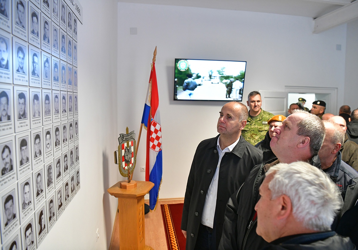 https://www.morh.hr/wp-content/gallery/obiljezena-27-obljetnica-9-gardijske-brigade-i-bojne-vukovi/obljetnica_vukova_08112019_59.jpg