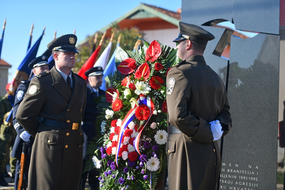 https://www.morh.hr/wp-content/gallery/obiljezena-27-obljetnica-stradanja-skabrnje-u-domovinskom-ratu/skabrnja_18112018_05.jpg