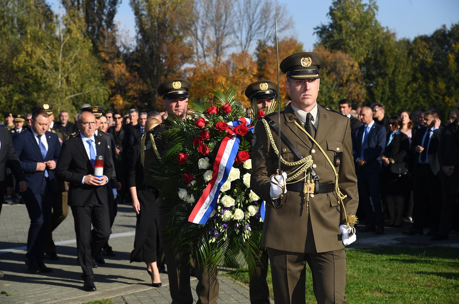 https://www.morh.hr/wp-content/gallery/obiljezena-28-obljetnica-pogibije-generala-blage-zadre-i-bojnika-alfreda-hilla/28_obljetnica_zadro_hill_vukovar_190719_03.jpg