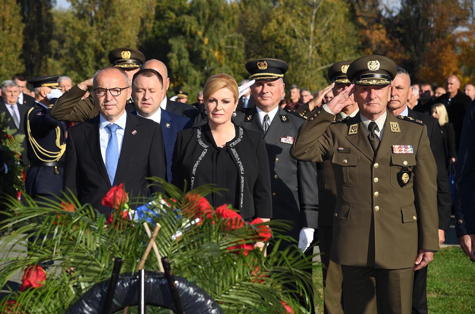 https://www.morh.hr/wp-content/gallery/obiljezena-28-obljetnica-pogibije-generala-blage-zadre-i-bojnika-alfreda-hilla/28_obljetnica_zadro_hill_vukovar_190719_04.jpg