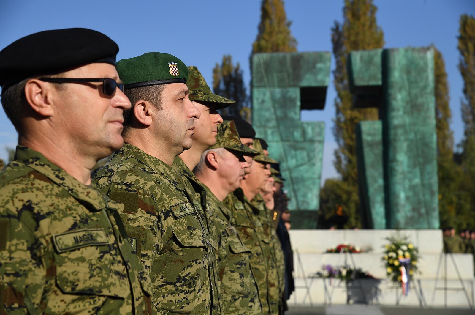 https://www.morh.hr/wp-content/gallery/obiljezena-28-obljetnica-pogibije-generala-blage-zadre-i-bojnika-alfreda-hilla/28_obljetnica_zadro_hill_vukovar_190719_07.jpg