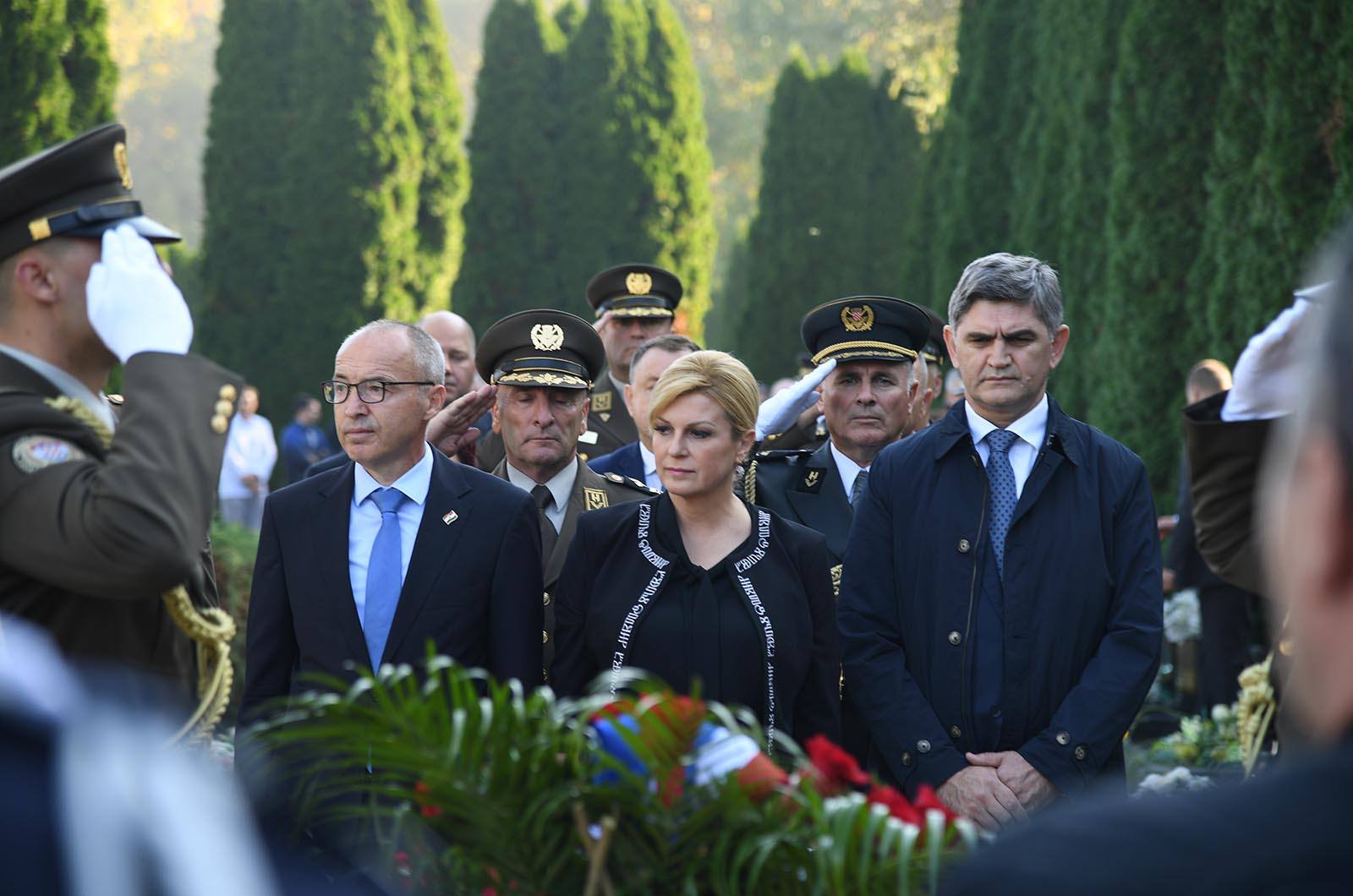 https://www.morh.hr/wp-content/gallery/obiljezena-28-obljetnica-pogibije-generala-blage-zadre-i-bojnika-alfreda-hilla/28_obljetnica_zadro_hill_vukovar_190719_11.jpg