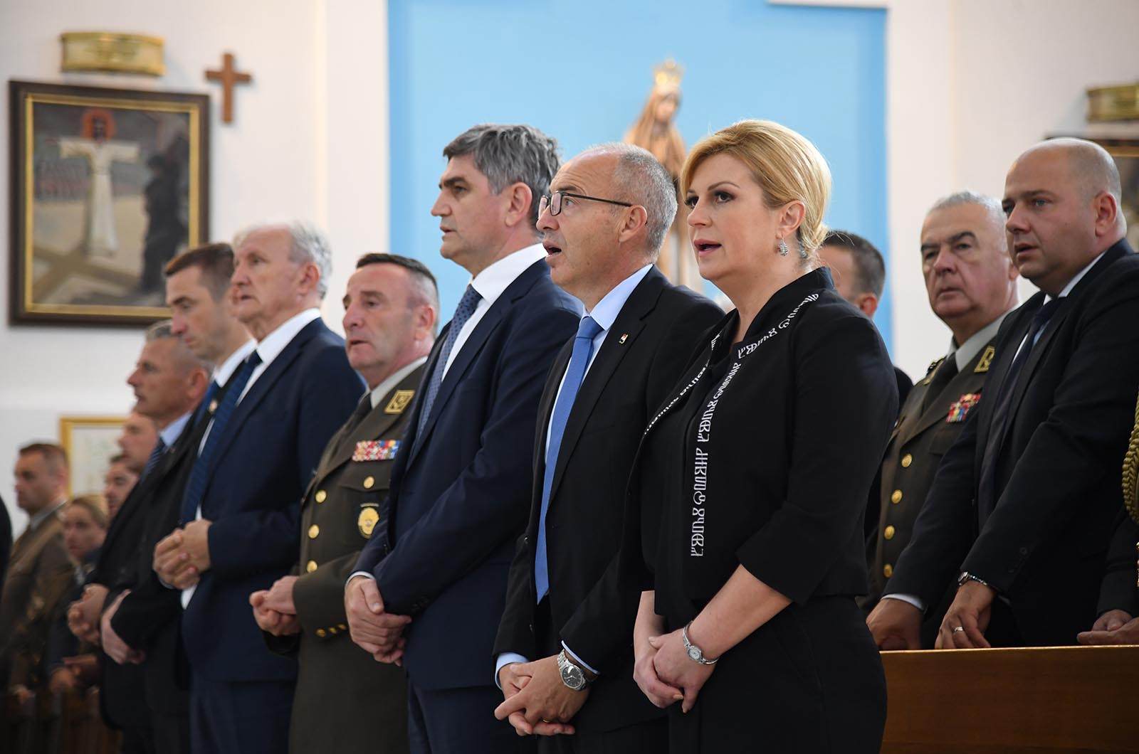 https://www.morh.hr/wp-content/gallery/obiljezena-28-obljetnica-pogibije-generala-blage-zadre-i-bojnika-alfreda-hilla/28_obljetnica_zadro_hill_vukovar_190719_20.jpg