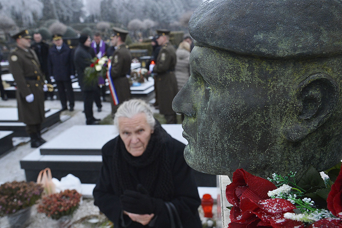 https://www.morh.hr/wp-content/gallery/obiljezena-godisnjica-smrti-generala-gordana-cacica/cacic_20122016_01.jpg