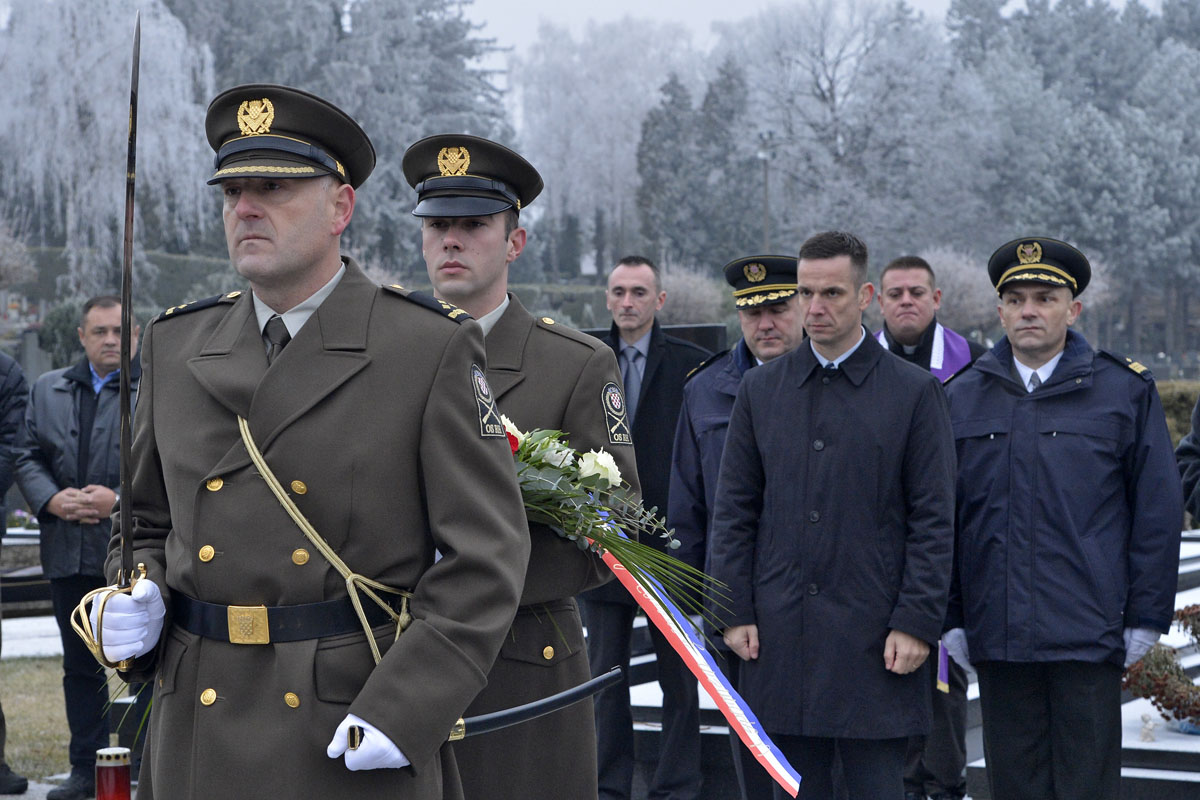 https://www.morh.hr/wp-content/gallery/obiljezena-godisnjica-smrti-generala-gordana-cacica/cacic_20122016_03.jpg