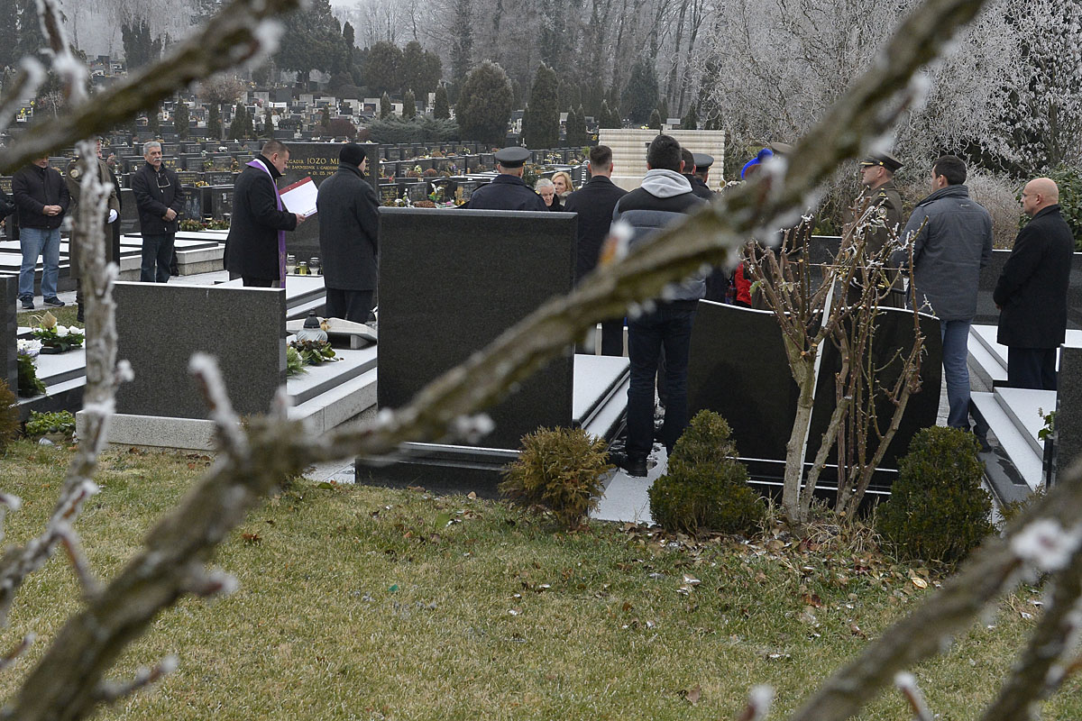 https://www.morh.hr/wp-content/gallery/obiljezena-godisnjica-smrti-generala-gordana-cacica/cacic_20122016_07.jpg