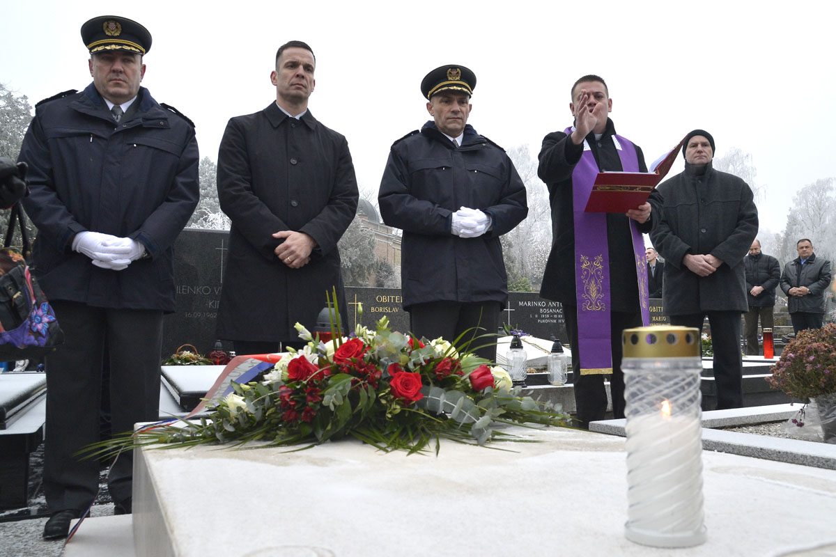 https://www.morh.hr/wp-content/gallery/obiljezena-godisnjica-smrti-generala-gordana-cacica/cacic_20122016_09.jpg