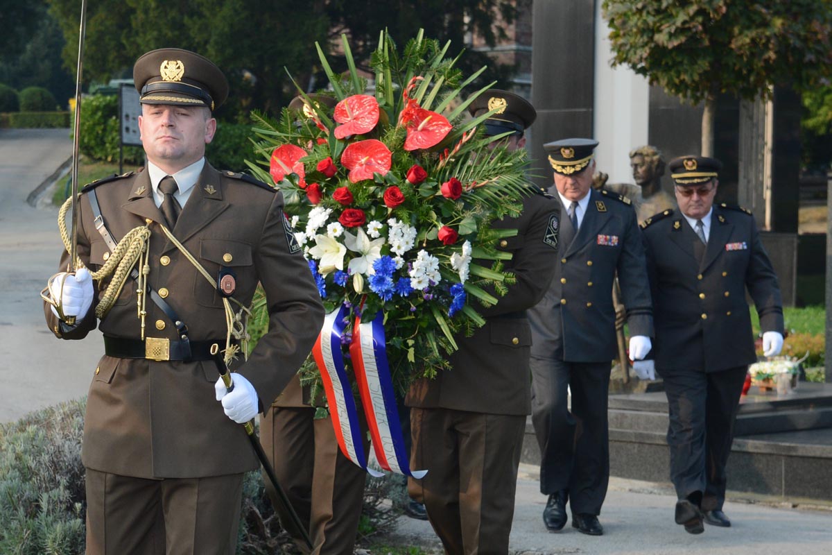https://www.morh.hr/wp-content/gallery/obiljezena-obljetnica-gs-osrh/mirogoj_07102014_6689.JPG