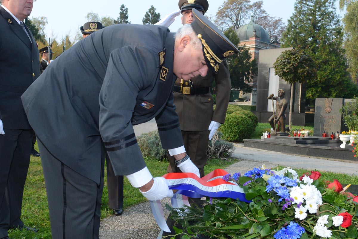 https://www.morh.hr/wp-content/gallery/obiljezena-obljetnica-gs-osrh/mirogoj_07102014_6694.JPG
