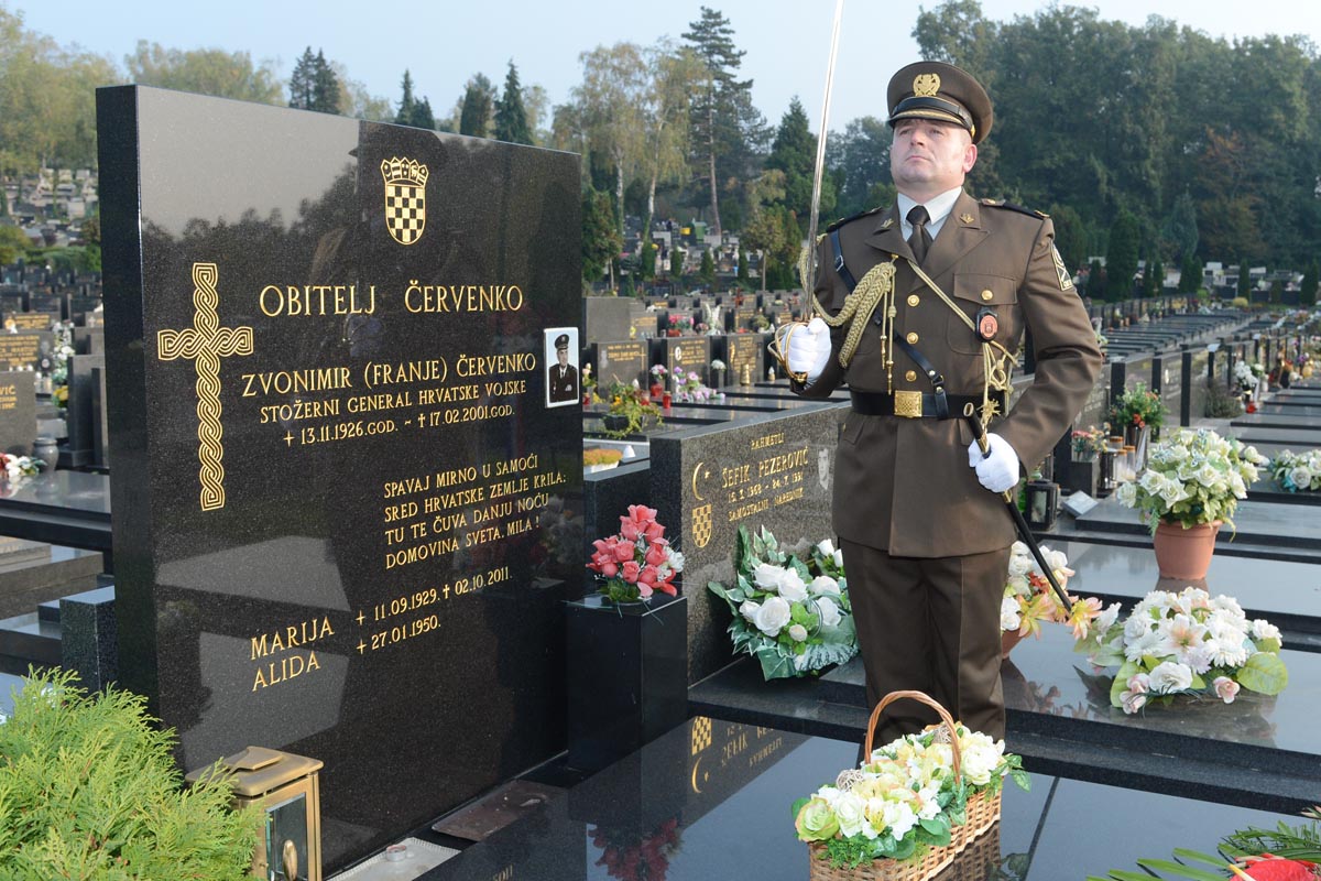 https://www.morh.hr/wp-content/gallery/obiljezena-obljetnica-gs-osrh/mirogoj_07102014_6699.JPG