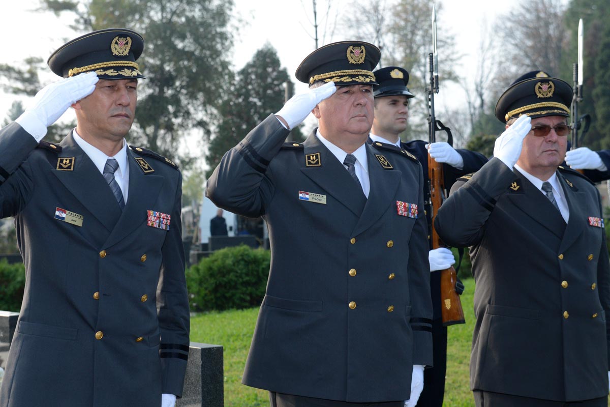 https://www.morh.hr/wp-content/gallery/obiljezena-obljetnica-gs-osrh/mirogoj_07102014_6700.JPG
