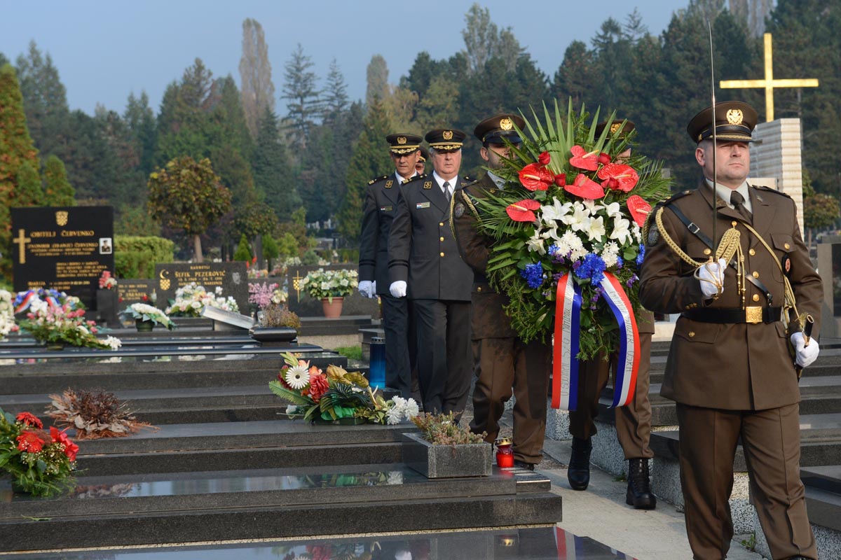 https://www.morh.hr/wp-content/gallery/obiljezena-obljetnica-gs-osrh/mirogoj_07102014_6702.JPG