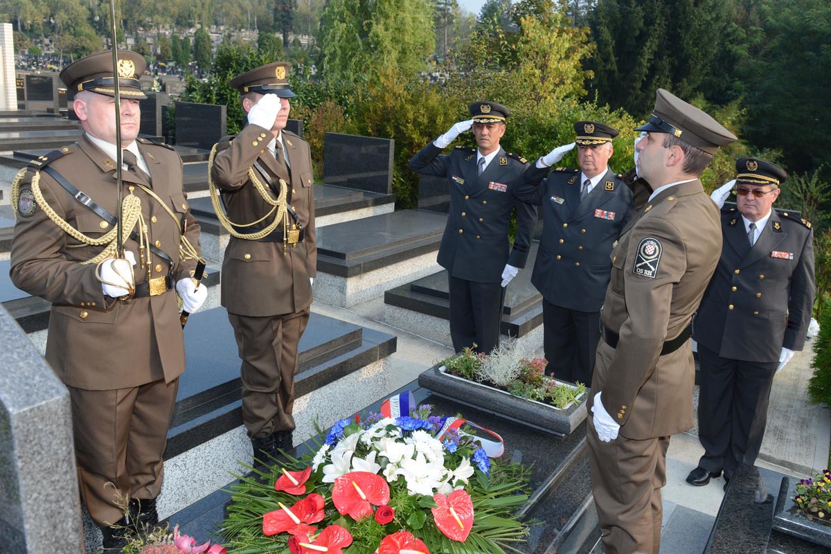 https://www.morh.hr/wp-content/gallery/obiljezena-obljetnica-gs-osrh/mirogoj_07102014_6710.JPG