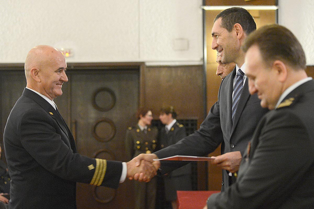 https://www.morh.hr/wp-content/gallery/obiljezena-obljetnica-gs-osrh/promaknuca_07102014_6828.JPG