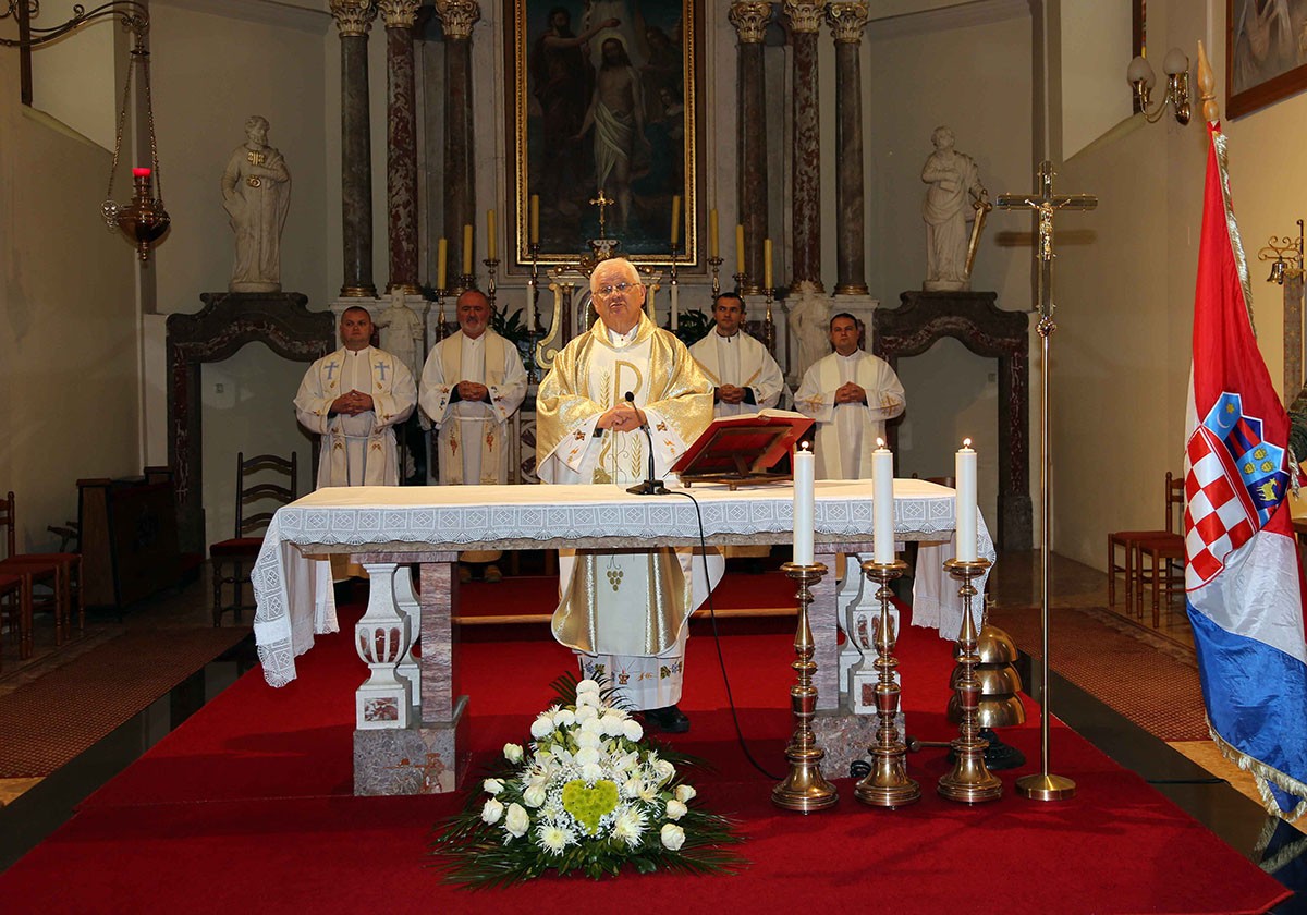 https://www.morh.hr/wp-content/gallery/obiljezena-obljetnica-vojne-kapelanije-zss-a/delnice_08112019_01.jpg