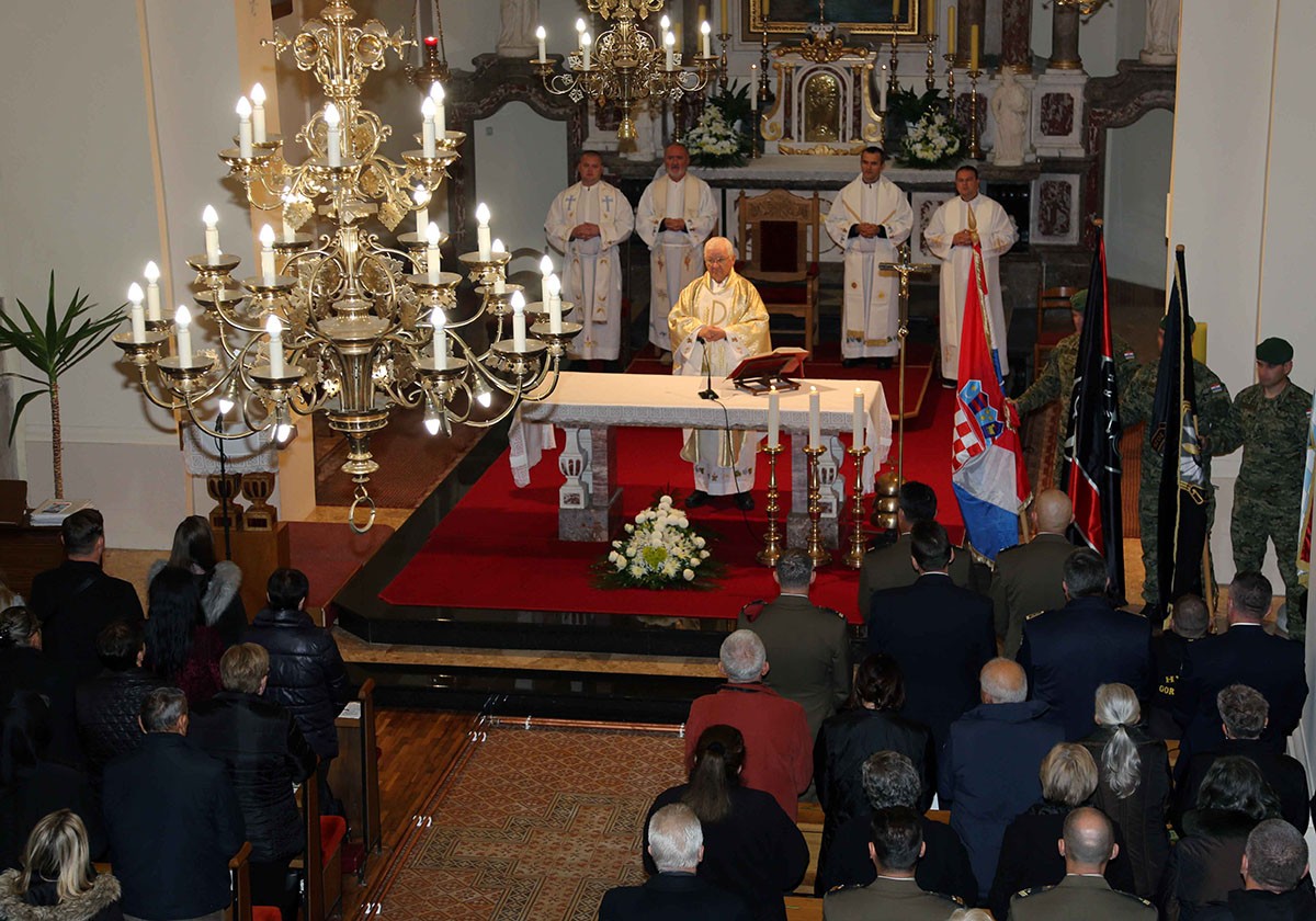 https://www.morh.hr/wp-content/gallery/obiljezena-obljetnica-vojne-kapelanije-zss-a/delnice_08112019_02.jpg