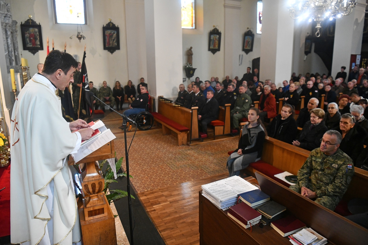 https://www.morh.hr/wp-content/gallery/obiljezena-obljetnica-vojne-kapelanije-zss-a/obljetnica_vojne_kapelanije_zss_09112018_10.jpg