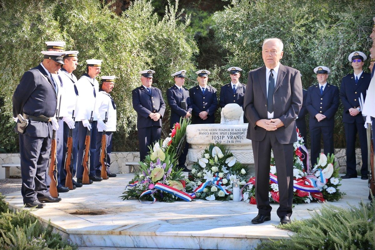 https://www.morh.hr/wp-content/gallery/obljetnica-pogibije-pripadnika-hrm-a-josipa-vranica/josip_vranic_hrm_190719_07.jpg
