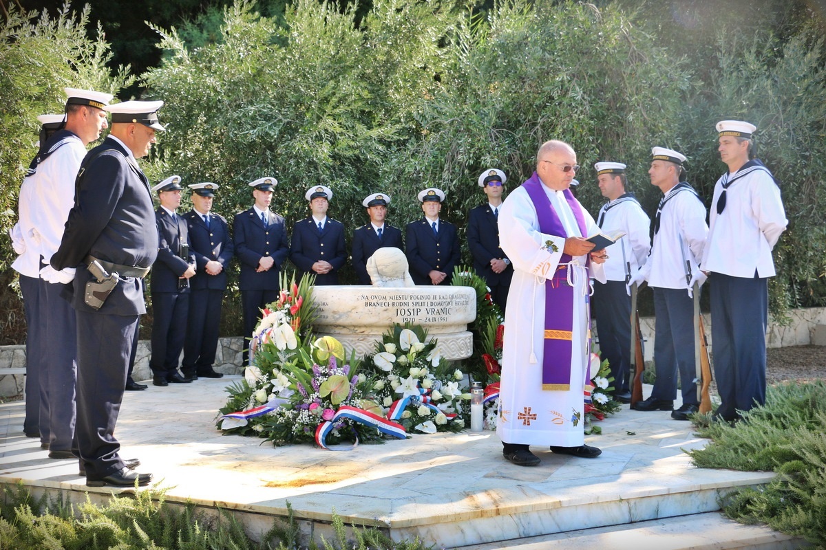 https://www.morh.hr/wp-content/gallery/obljetnica-pogibije-pripadnika-hrm-a-josipa-vranica/josip_vranic_hrm_190719_08.jpg