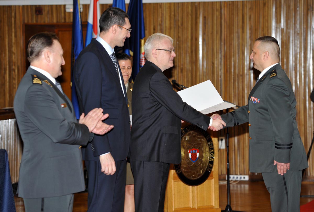 https://www.morh.hr/wp-content/gallery/obljetnica-prijema-rh-u-nato-i-sudjelovanja-u-misiji-isaf/nato_04042013_08.jpg