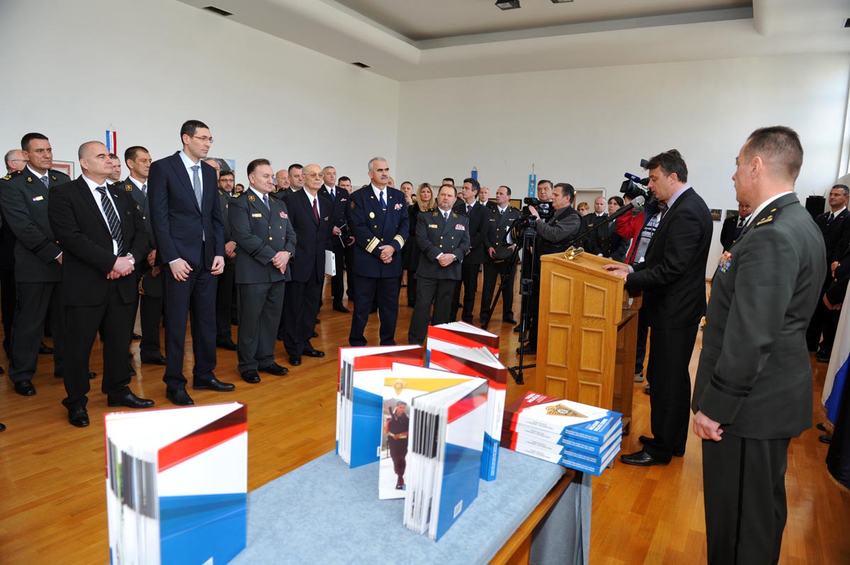 https://www.morh.hr/wp-content/gallery/obljetnica-prijema-rh-u-nato-i-sudjelovanja-u-misiji-isaf/nato_04042013_11.jpg
