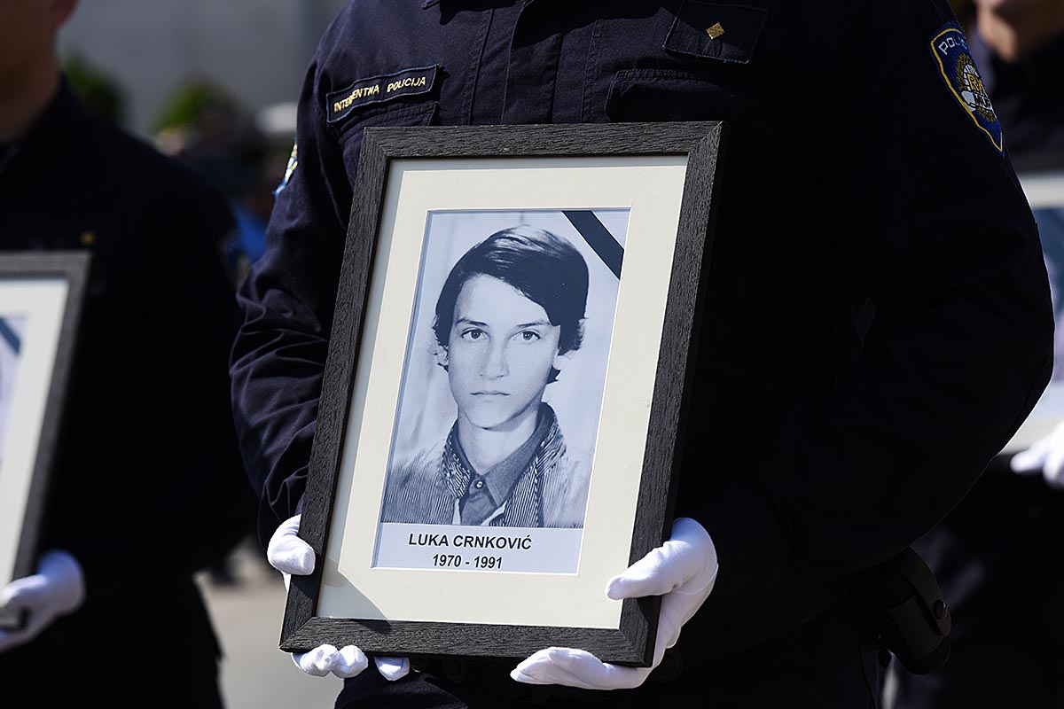https://www.morh.hr/wp-content/gallery/obljetnica-stradanja-policajaca-u-borovu-selu/borovo_02052017_02.jpg
