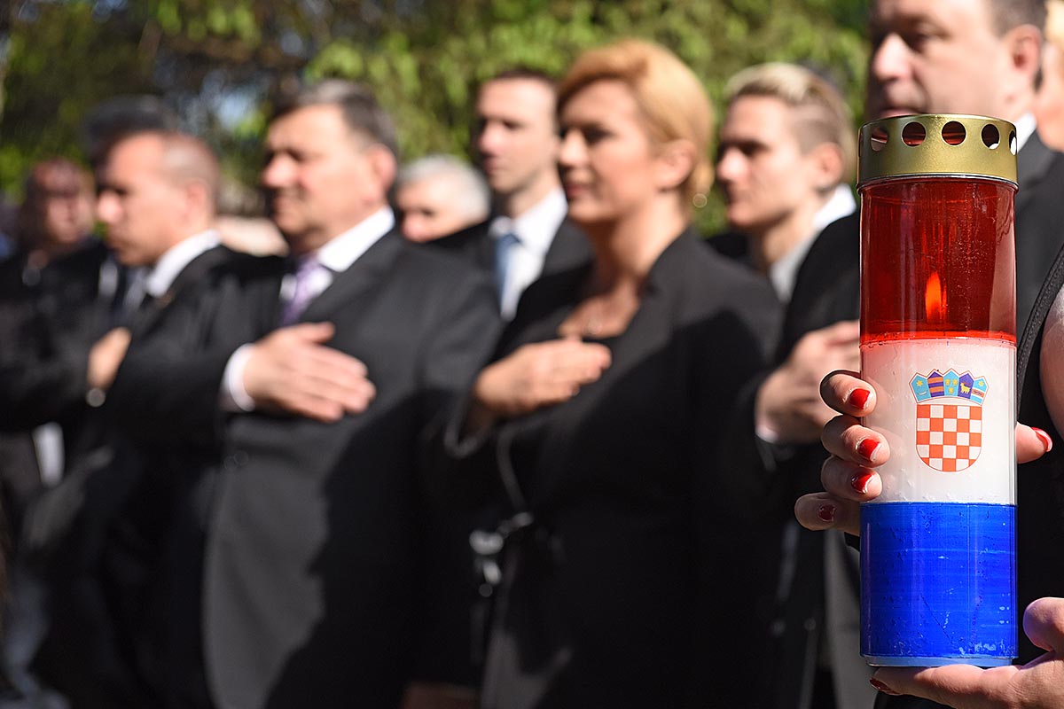 https://www.morh.hr/wp-content/gallery/obljetnica-stradanja-policajaca-u-borovu-selu/borovo_02052017_04.jpg