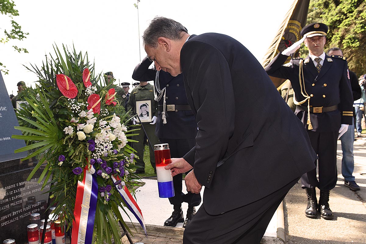 https://www.morh.hr/wp-content/gallery/obljetnica-stradanja-policajaca-u-borovu-selu/borovo_02052017_06.jpg