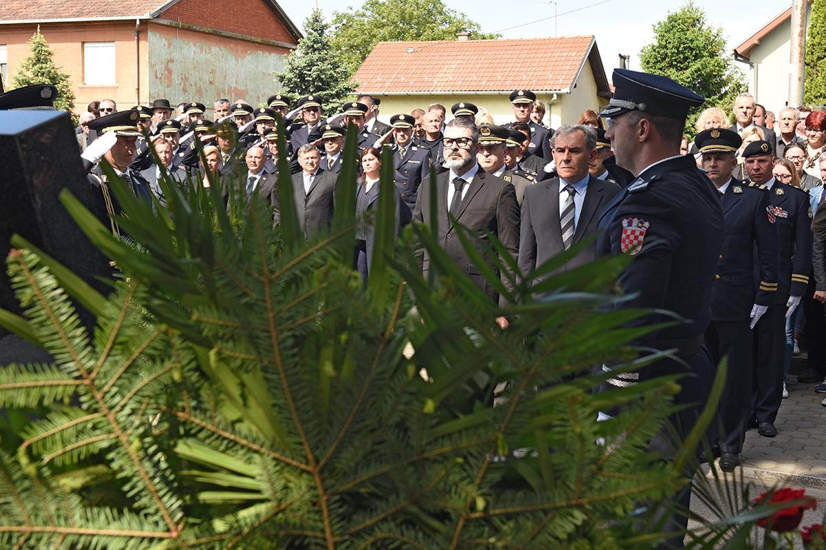 https://www.morh.hr/wp-content/gallery/obljetnica-stradanja-policajaca-u-borovu-selu/borovo_02052017_07.jpg