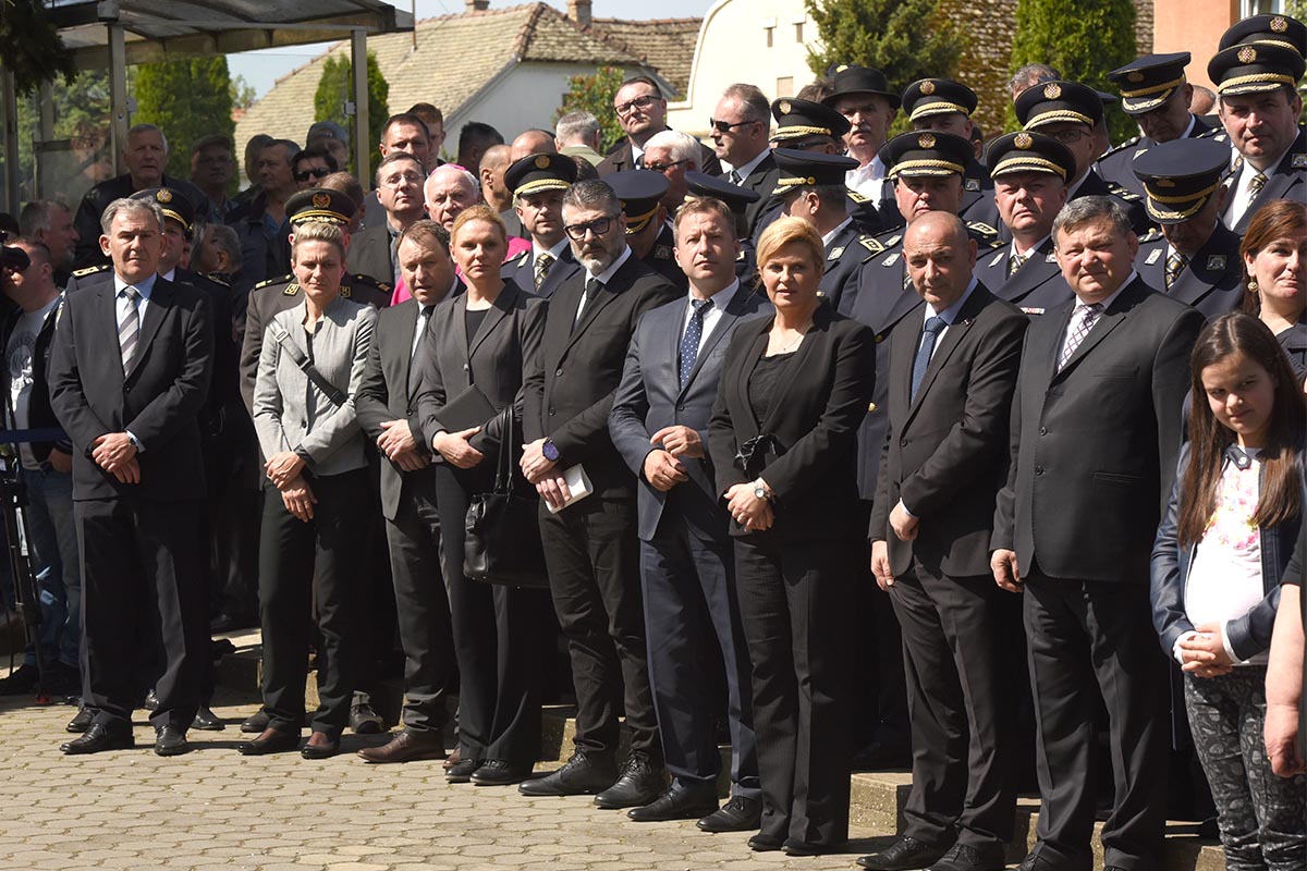 https://www.morh.hr/wp-content/gallery/obljetnica-stradanja-policajaca-u-borovu-selu/borovo_02052017_09.jpg