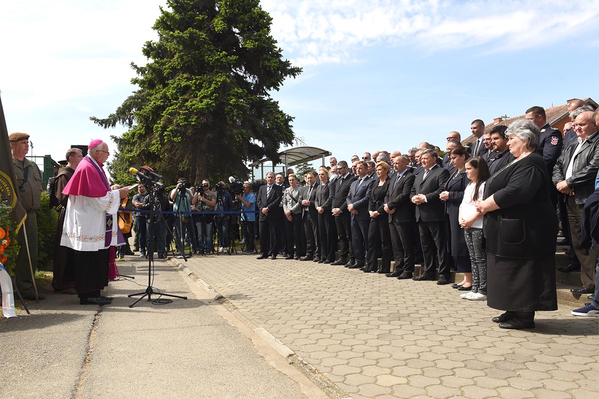 https://www.morh.hr/wp-content/gallery/obljetnica-stradanja-policajaca-u-borovu-selu/borovo_02052017_11.jpg