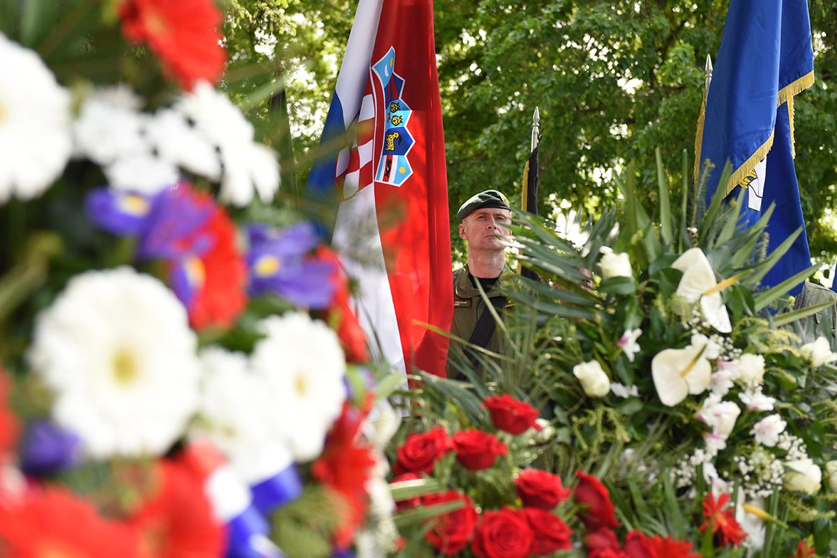 https://www.morh.hr/wp-content/gallery/obljetnica-stradanja-policajaca-u-borovu-selu/borovo_02052017_12.jpg