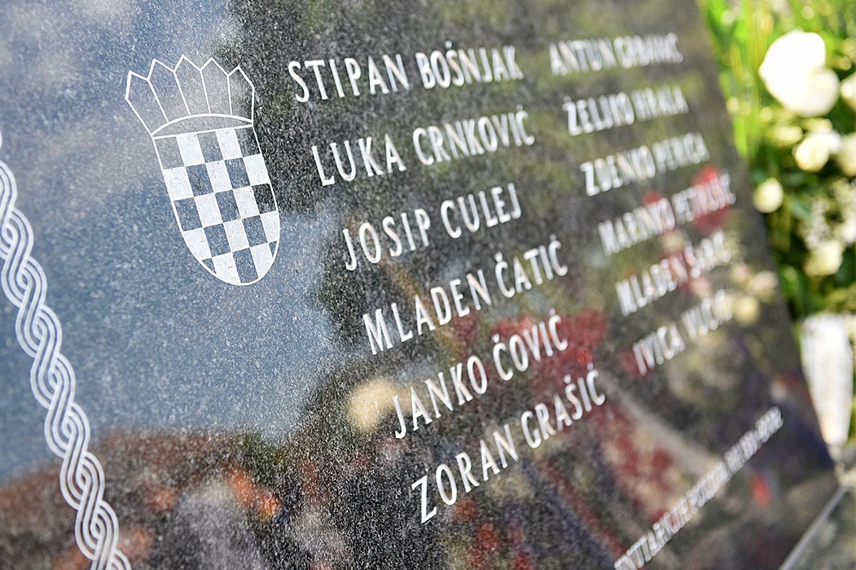 https://www.morh.hr/wp-content/gallery/obljetnica-stradanja-policajaca-u-borovu-selu/borovo_02052017_13.jpg